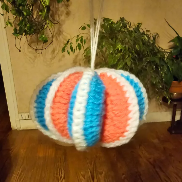 Boule de Noël réalisée au crochet, Fil & Clo